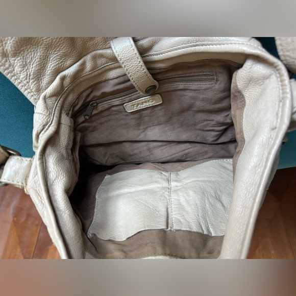 Tano Crossbody Leather Bag - Picture 4 of 9